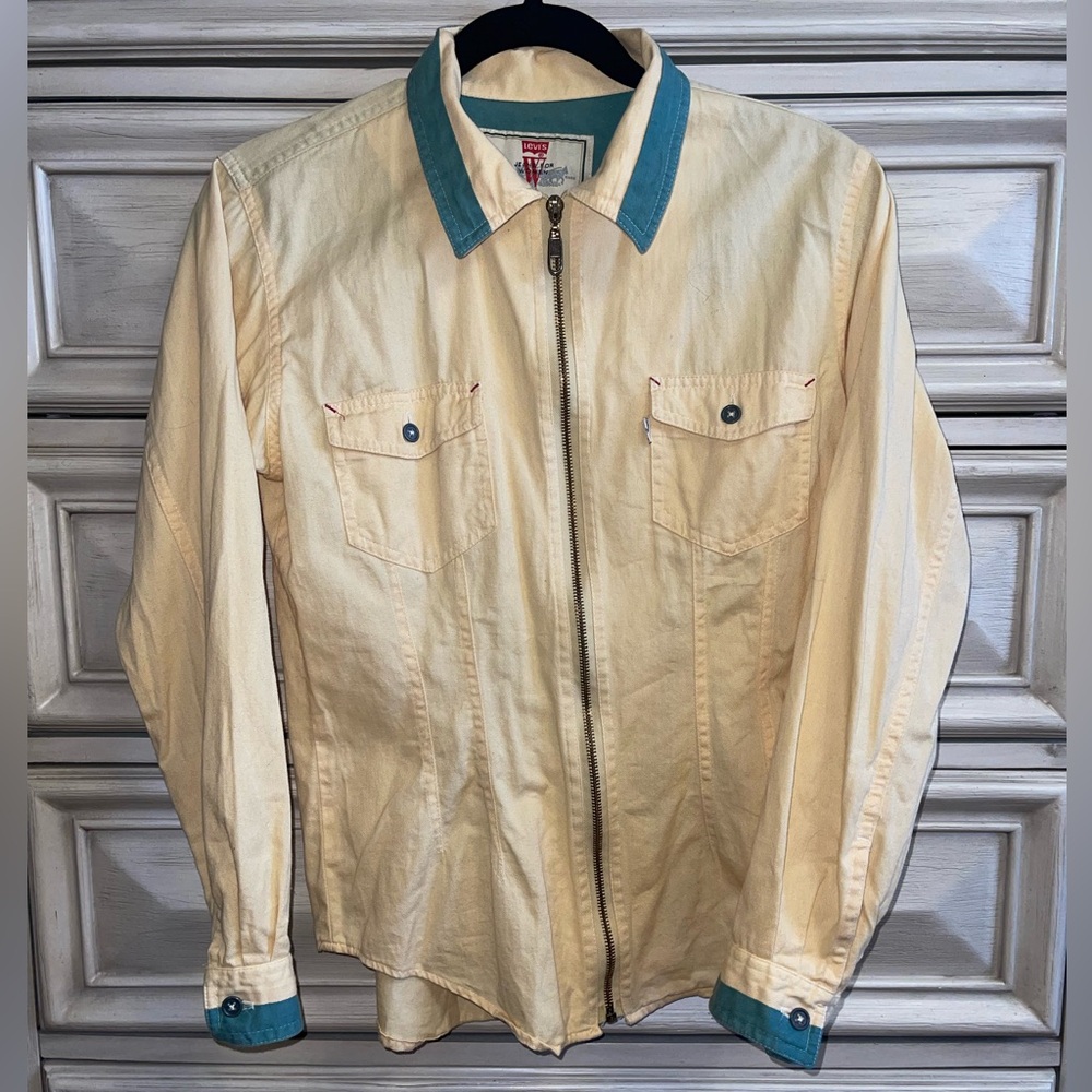 Vintage Levi’s Women's Cream Top with Teal Accents - Picture 2 of 9